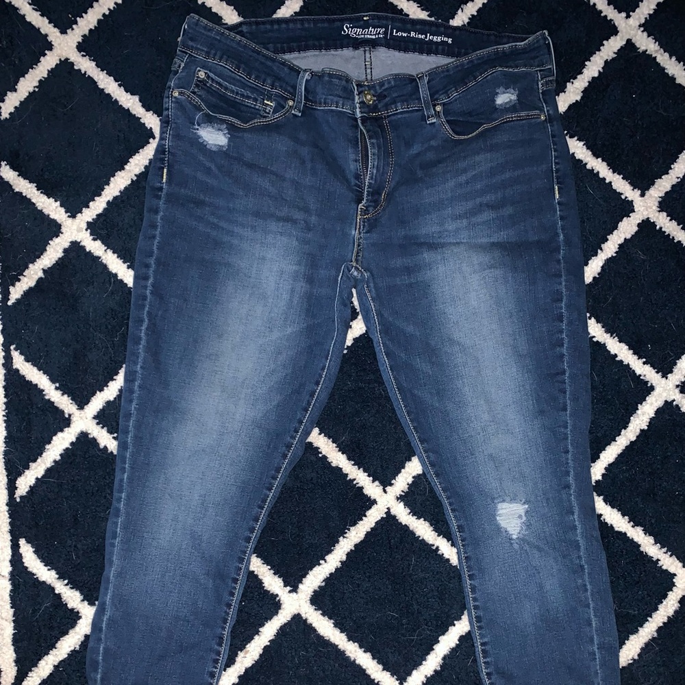 Levi’s low-rise skinny jeggings in size 18M